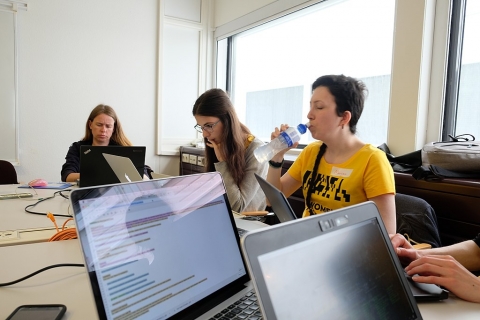 Imatge de dones treballant