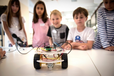 Infants participant en l'Scratch Day