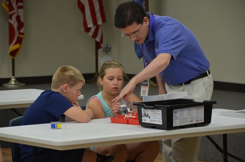 La encuesta pretende conocer cómo está trabajando el profesorado con la programación y la robótica Dos alumnos y un profesor programando robots con Lego
