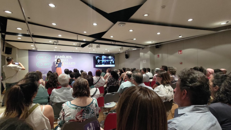 Imatge de la jornada ‘Famílies, estiu i pantalles: el benestar digital, a debat’