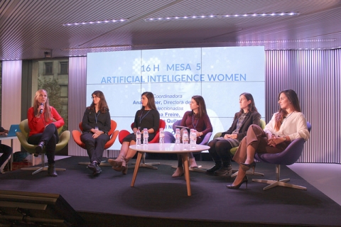 Participants en una de les taules de les IV Jornades de Dones Liderant les TIC