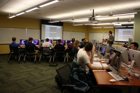 A classroom amb computers. CC BY 2.0