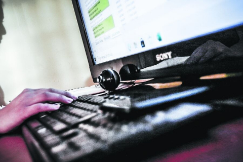 El 18% de las mujeres mayores de 15 años a la UE han sufrido episodios graves de violencia digital. El 18% de las mujeres mayores de 15 años a la UE han sufrido episodios graves de violencia digital.