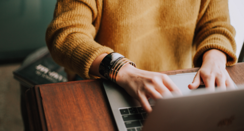 Una dona teclejant en un ordinador portàtil