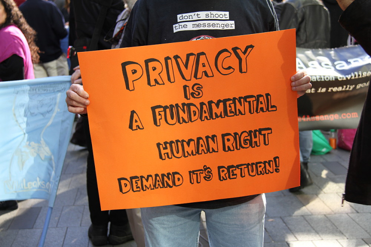 Informe 'Desplaçar els eixos: alternatives tecnològiques, drets humans i societat civil a principis del segle XX