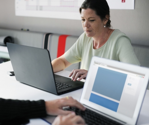 Dona treballant amb ordinador