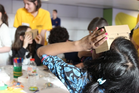 Taller de Cardboards con niños/as.