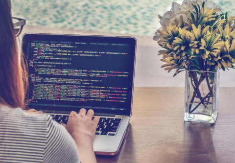 El Ayuntamiento de Barcelona combate la brecha digital de género El Ayuntamiento de Barcelona combate la brecha digital de género