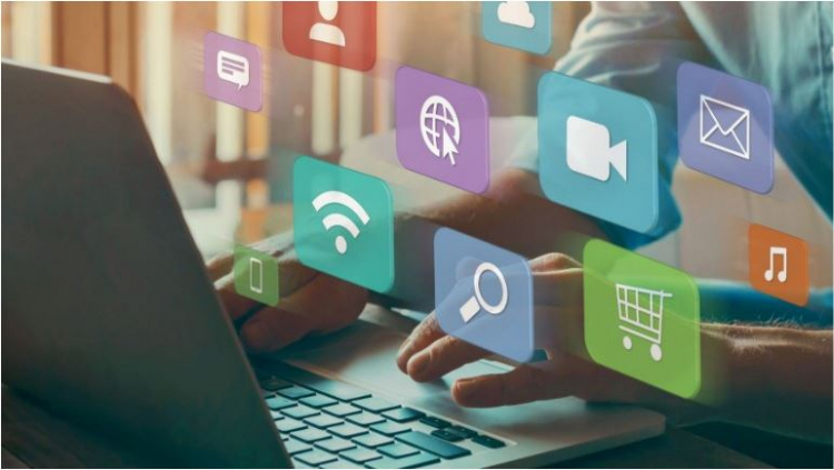 Ordenador e iconos de redes y herramientas digital