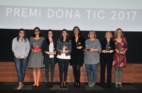 Las guardonadas en el Premi Dona TIC 2017 Foto de grupo de las guanyadoras del Premi Dona TIC 2017