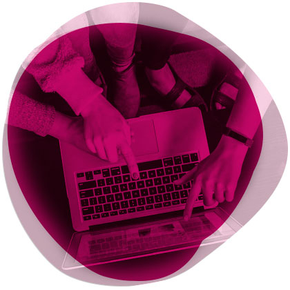 Imatge decorativa grup de persones compartint un portàtil