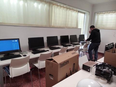 Se ha realizado una prueba piloto con tres telecentros Técnico instalando hardware nuevo durante la prueba piloto