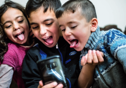 UNICEF ha publicado el informe "Los niños y las niñas de la brecha digital en España" Niños haciéndose un selfie. Imagen del informe de UNICEF "Los niños y las niñas de la brecha digital en España"