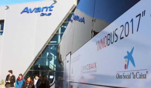 L'autocar i part dels participants de l'edició 2017 de l'Innobus