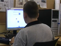 Jove_participant_a_l'aula_de_reforç_escolar_de_l'Òmnia_Verdum