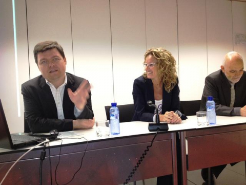 familia digital, presentació de la guia "20 normes per convertir el teu fill menor en un cibercriminal"