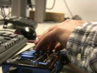 Aparells adaptats a l'Espai Multimèdia de Biblioteques de Barcelona