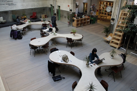 Coworking. Imatge amb llicència CC BY-NC-SA 2.0 de flickr.com/photos/madrideducacion-es/6850575857 Coworking. Imatge amb llicència CC BY-NC-SA 2.0 de flickr.com/photos/madrideducacion-es/6850575857