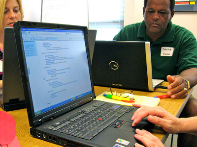 Curs d'informàtica. Imatge CC BY-NC-SA 2.0 de Rebecca Morrison: https://www.flickr.com/photos/virtuallearningcenter/3727603728