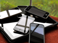 Fotografia de diversos smartphone. Autor: Patterson, Blake (2010) Recuperat de http://www.flickr.com/photos/blakespot/4773693893/ Fotografia de diversos smartphone. Autor: Patterson, Blake (2010) Recuperat de http://www.flickr.com/photos/blakespot/4773693893/