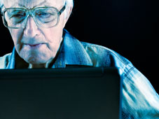 Un home fent servir l'ordinador. Foto de Olgalis | Dreamstime