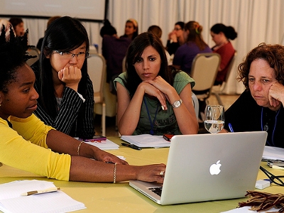 Emprenedoria femenina: Imatge CC BY-SA 2.0: www.flickr.com/photos/usembassyta/7131937261/ Emprenedoria femenina: Imatge CC BY-SA 2.0: www.flickr.com/photos/usembassyta/7131937261/