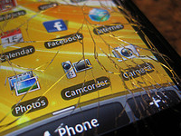 Smartphone amb pantalla trencada Smartphone amb pantalla trencada