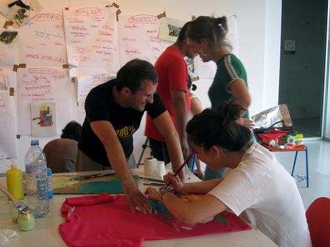 Joves en un taller de samarretes. Foto CC de la galeria d'AMASTÉ: www.flickr.com/photos/amaste Joves en un taller de samarretes. Foto CC de la galeria d'AMASTÉ: www.flickr.com/photos/amaste