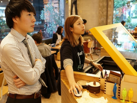 Imprimint a un FabCafe. Imatge amb llicència CC BY-NC-SA 2.0 de FabCafe a Flickr