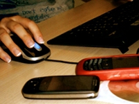 Imatge d'una mà femenina utilitzant un ratolí 