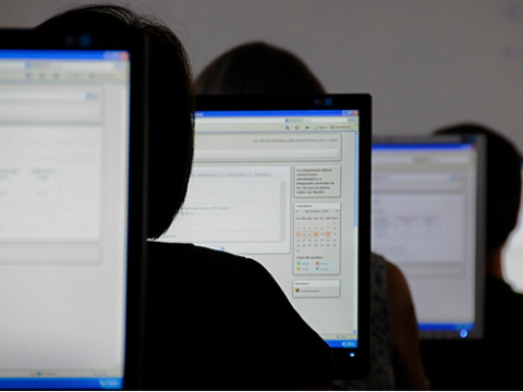 Pantalles. Imatge CC de: http://www.flickr.com/photos/caliope-olga/with/4104509492/#photo_4104509492 Pantalles. Imatge CC de: http://www.flickr.com/photos/caliope-olga/with/4104509492/#photo_4104509492