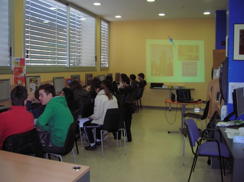 Alumnes de l'ESO realitzant un curs al Punt TIC de Tremp