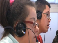 Imatge de dos participants del taller de Tic i discapacitat de l'Òmnia de Blanes