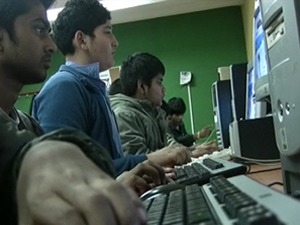 Joves fent servir els ordinadors a l'Òmnia TEB Joves fent servir els ordinadors a l'Òmnia TEB