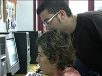 Imatge d'un voluntari i una alumna al punt Òmnia de la Fundació Akwaba, a l'Hospitalet de Llobregat