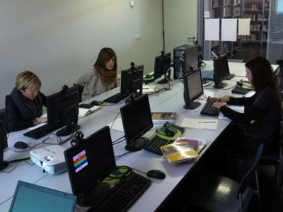 Taller d'edició wiki a la Biblioteca Roca Umbert de Granollers. CC BY 3.0 Kippelboy (Wikimedia Commons)