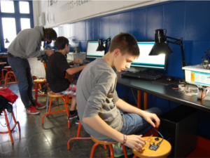 Joves fent robòtica a Xnergic