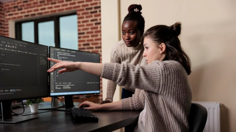 Dones tecnològiques treballant