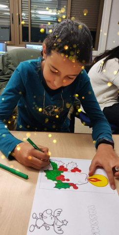 Infants del Punt TIC-Òmnia CPS Francesc Palau dissenyant postals de Nadal Infants del Punt TIC-Òmnia CPS Francesc Palau dissenyant postals de Nadal