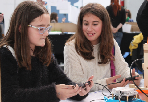 mpoderar les chicas para que se motiven a elegir carreras STEM es el objectivo del Día Internacional de las Niñas en las TIC Actividad de robótica organizada por Colectic