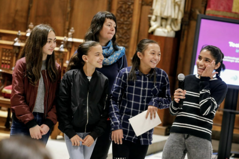 Las jóvenes participantes en el Technovation han presentado sus proyectos ante otras compañeras y mentores, en un evento organizado en el AMRC del STEAMConf 2018 Fotografía de un grupo de chicas con su mentora, al acto de STEAMConf 2018